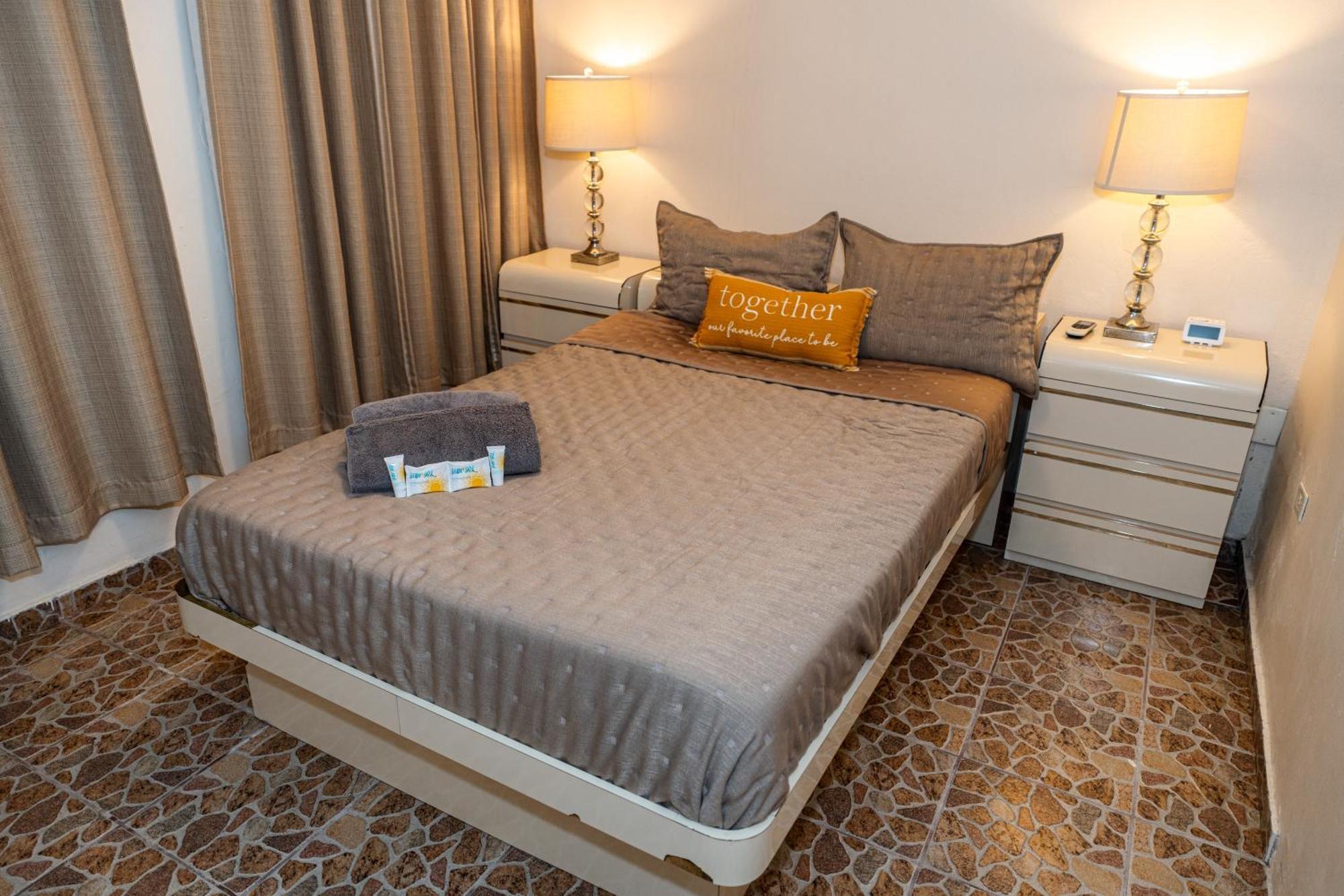 Compact Haven With Private Entrance And Free Parking And Laundry Apartman Ponce Kültér fotó